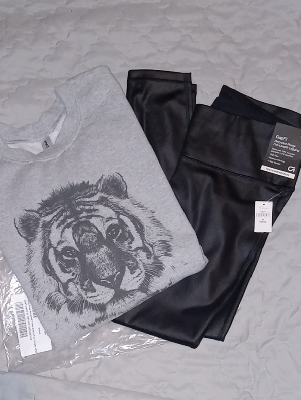GAP Womens Black Leggings & Gray Tiger Sweatshirt!!